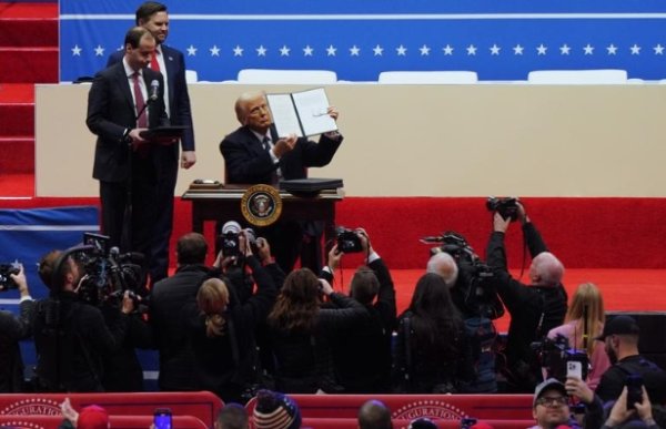 无息外盘配资 特朗普正式任命鲍曼担任美联储副主席，美国银行业欢欣雀跃